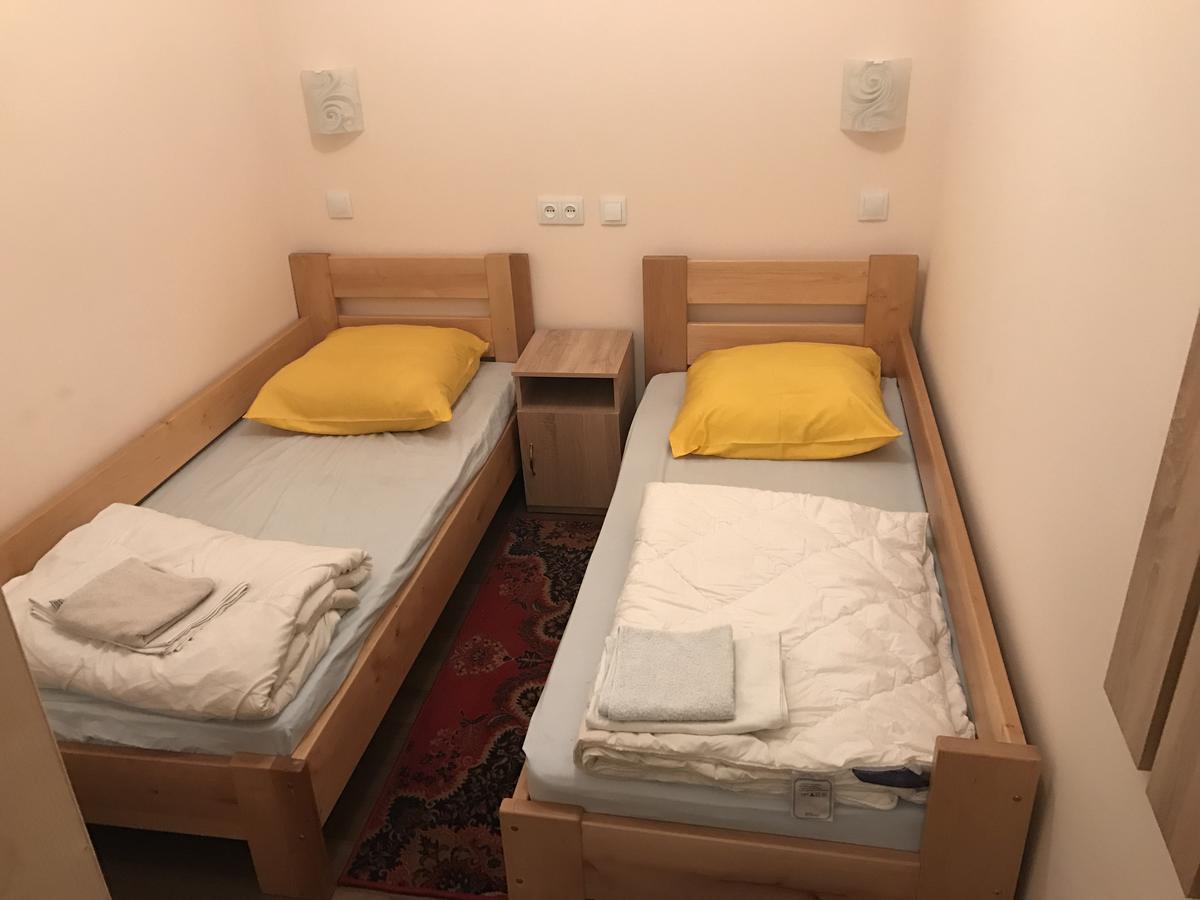 Отель Хата Dnipro Esterno foto
